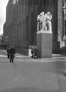 166895 Afbeelding van de kranslegging bij het monument voor tijdens de oorlog gevallen spoorwegpersoneel aan het ...